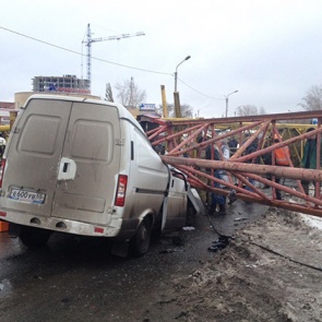 Упавший башенный кран задавил двух человек в Омске