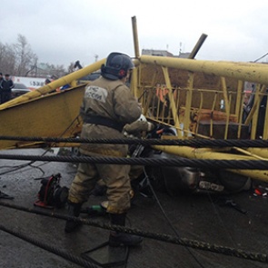 Число погибших при падении башенного крана в Омске увеличилось до четырех