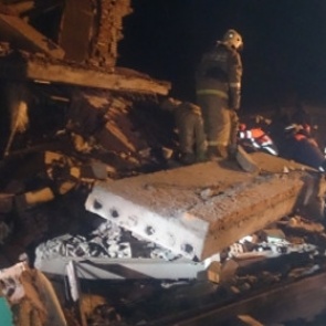 Под завалами дома в Хабаровском крае нашли живой двухлетнюю девочку