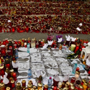 Число погибших при пожаре в ночном клубе в Бухаресте увеличилось до 45