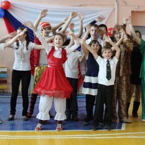 Школьники поздравили полицейских с профессиональным праздником