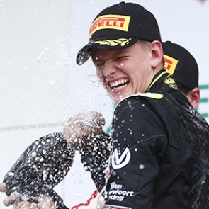 Две команды «Формулы-1» заинтересовал сын Шумахера