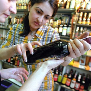 Медведев поручил запретить «сухой алкоголь» в России