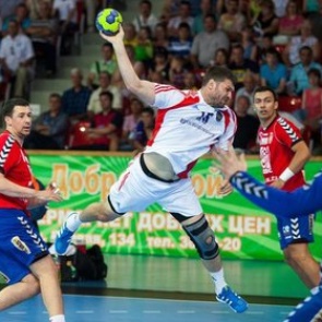 Российский гандболист усмирил дебошира на борту самолета