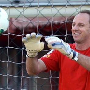 Лучший вратарь-бомбардир в истории футбола завершил карьеру