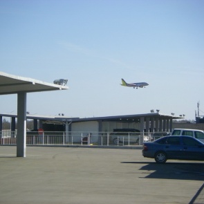 В России хотят запретить парковку вблизи зданий аэропортов