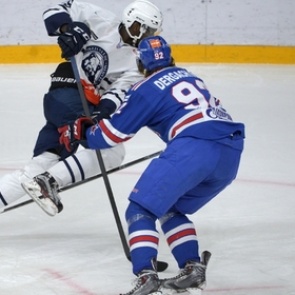 Болельщики «Спартака» кинули на лед банан на матче КХЛ с хорватским клубом