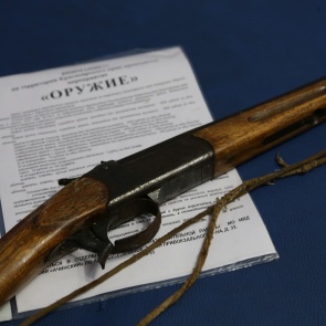 Полицейские изымают из незаконного оборота оружие