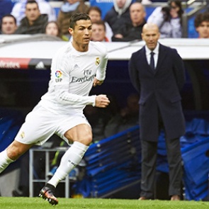 Зидан победил Роналду в соревновании по исполнению штрафных ударов