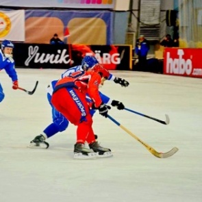 На ЧМ по хоккею с мячом сборная России с капитаном Ломановым разгромила финнов