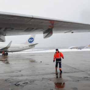 Летевший в Сургут «Боинг» совершил экстренную посадку во Внуково