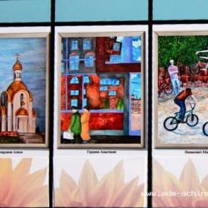 В Ачинске продолжается реставрация автобусных и трамвайных остановок