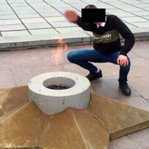 Кемеровский подросток сфотографировался у Вечного огня с нацистским приветствием