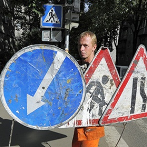 За сутки в Омске починили четыре тысячи квадратных метров дорог