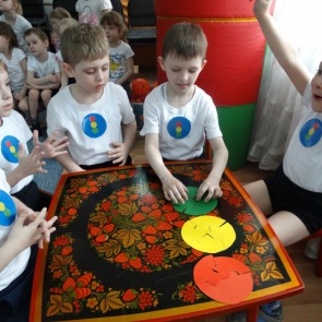 В Ачинске госавтоинспекторы и дошколята провели КВН по ПДД