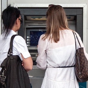 Обеднеть ради будущего. Экономический кризис в России потушат заморозкой зарплат