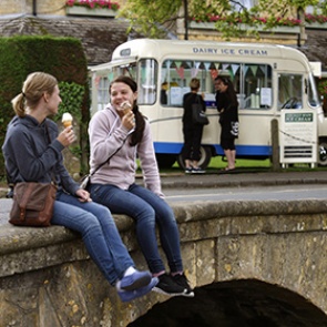 Молодым россиянам раздадут бесплатные карты путешественника