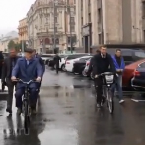 Жириновский приехал в Госдуму на велосипеде