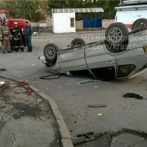 В Ачинске ВАЗ врезался в павильон и перевернулся