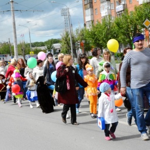 В Ачинске в Параде литературных героев приняли участие около полутора тысяч ребят из западных территорий Красноярского края
