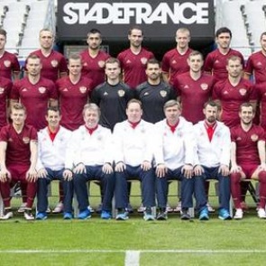 Тренер и футболисты сборной России призвали болельщиков вести себя корректно