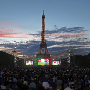 После окончания финального футбольного матча в Париже начались беспорядки