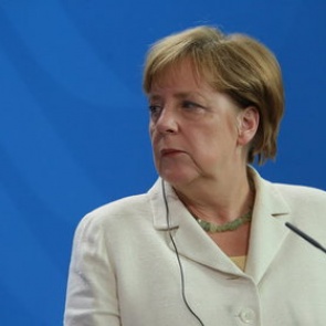 Меркель заявила о желании снять санкции с России
