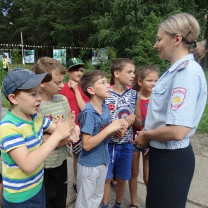 Дорожные полицейские проводят профилактическую работу в летних лагерях