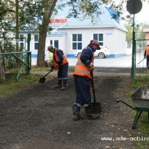 В Ачинске ведутся работы по благоустройству прилегающих территорий школ и детских садов
