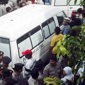 На пароме с туристами у острова Бали произошел взрыв