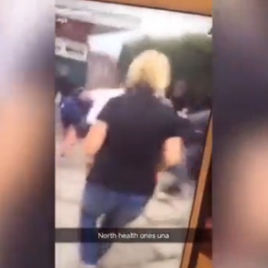 Сотня школьников устроила драку у лондонского паба