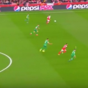 Нападающий «Арсенала» забросил мяч «за шиворот» вратарю соперника в матче ЛЧ