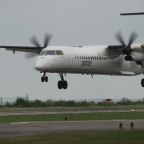 Канадский авиалайнер едва ушел от столкновения с НЛО