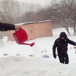 Полицейские Ачинска построили горку для юных подшефных