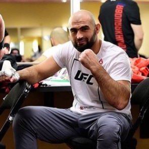 Россиянин Абдурахимов проведет бой с американцем Льюисом в UFC