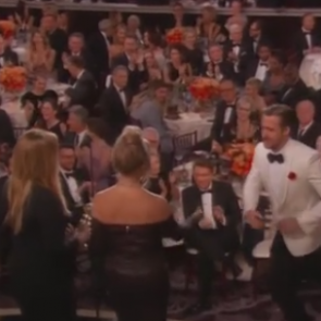 Райан Рейнольдс расцеловал Эндрю Гарфилда на «Золотом глобусе»