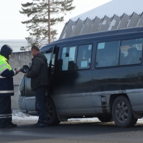 Госавтоинспекторы контролируют пассажирский транспорт