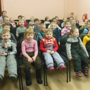 Госавтоинспекторы и ачинские школьники провели акцию «Мы – за безопасное детство»