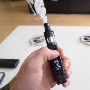 Вейпинг посчитали безопаснее курения сигарет