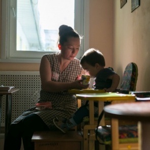 Проживание детей в колонии с матерями признано незаконным: просят отдать их родственникам