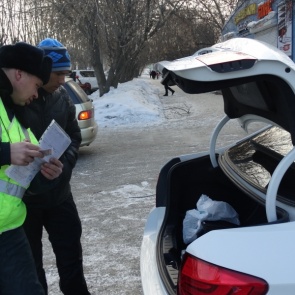 Сотрудники спецроты ДПС ГИБДД Красноярского края дежурят на дорогах Ачинска