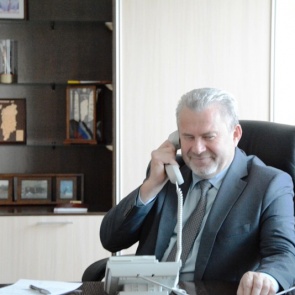 Сегодня прямую телефонную линию провёл исполняющий полномочия главы города Владимир Аникеев