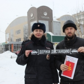 Ачинские Госавтоинспекторы совместно с общественниками поздравили автолюбителей с Днем защитника Отечества