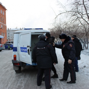 В Ачинске двое грабителей сняли с мужчины дубленку и забрали сотовый