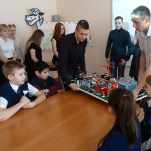 Сотрудники ачинской Госавтоинспекции и волонтеры передали юным инспекторам движения макет дорожной безопасности