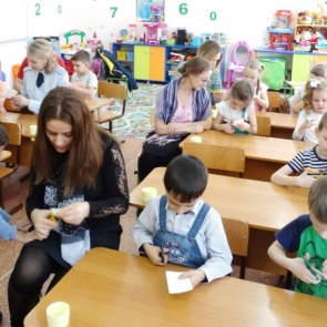 Сотрудники ачинской Госавтоинспекции и родительский актив провели акцию «Заботливая мама»