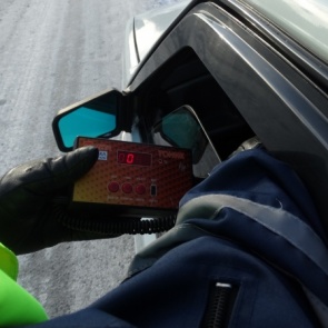 Автолюбитель Ачинска получили 2 суток административного ареста за отказ снять тонировку с автомобиля