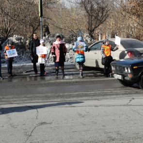 Госавтоинспекторы и юные инспектора движения в Ачинске провели флешмоб «Сохрани себе жизнь»