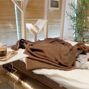 В Японии открыли кафе с кроватями для посетителей