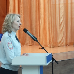 Госавтоинспекторы в Ачинске проводят беседы по правилам дорожного движения со студентами техникумов